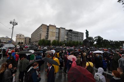 Москва. Участники несанкционированного митинга против признания итогов голосования по Конституции РФ  на Пушкинской площади.