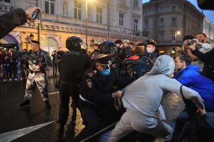 Москва. Сотрудники полиции   во время несанкционированного митинга против признания итогов голосования по Конституции РФ.