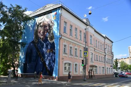 Москва.  Граффити с портретом летчицы Марины Расковой на Нижней Масловке.