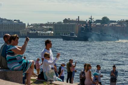 Санкт-Петербург. Большой ракетный катер `Димитровград` во время репетиции Главного военно-морского парада в акватории Невы.