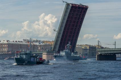 Санкт-Петербург. Рейдовый тральщик РТ-248 и базовый тральщик `Павел Хенов` (справа) во время репетиции Главного военно-морского парада в акватории Невы.