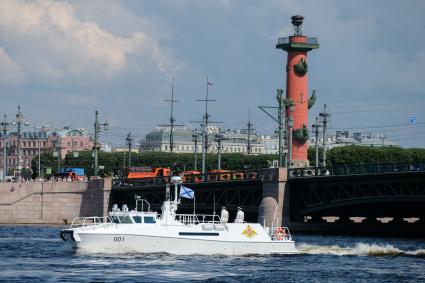 Санкт-Петербург.  Во время репетиции Главного военно-морского парада в акватории Невы.