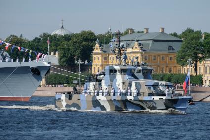 Санкт-Петербург. Противодиверсионный катер `Нахимовец` во время репетиции Главного военно-морского парада на рассвете в акватории Невы.