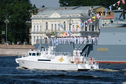 Санкт-Петербург.  Во время репетиции Главного военно-морского парада в акватории Невы.