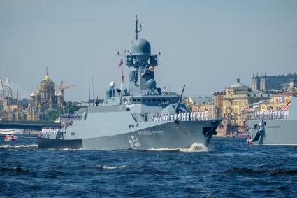 Санкт-Петербург. Малый ракетный корабль `Великий Устюг` во время репетиции Главного военно-морского парада в акватории Невы.