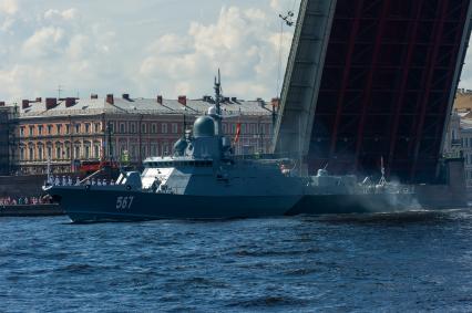 Санкт-Петербург. Малый ракетный корабль `Мытищи` во время репетиции Главного военно-морского парада в акватории Невы.