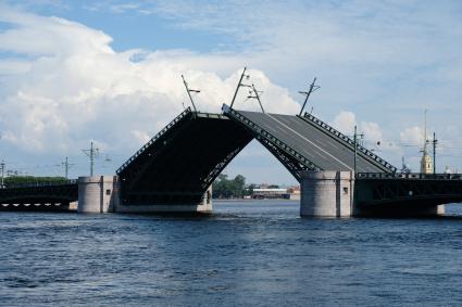 Санкт-Петербург.  Разведенный Дворцовый мост.