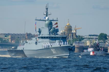 Санкт-Петербург. Малый ракетный корабль `Ураган` во время репетиции Главного военно-морского парада в акватории Невы.