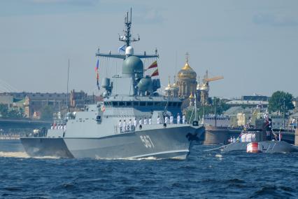 Санкт-Петербург. Малый ракетный корабль `Ураган`  во время репетиции Главного военно-морского парада в акватории Невы.