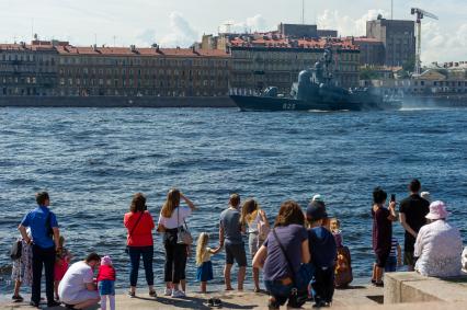 Санкт-Петербург. Большой ракетный катер `Димитровград` во время репетиции Главного военно-морского парада в акватории Невы.