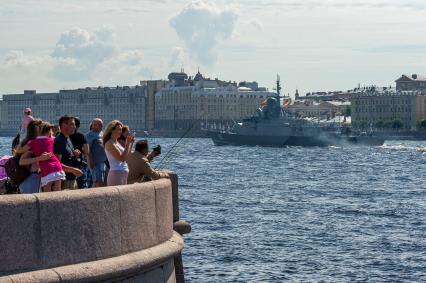 Санкт-Петербург. Малый ракетный корабль `Мытищи` во время репетиции Главного военно-морского парада в акватории Невы.