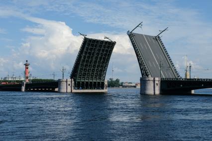 Санкт-Петербург.  Разведенный Дворцовый мост.