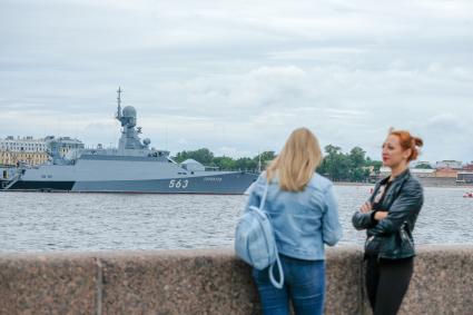 Санкт-Петербург. Малый ракетный корабль `Серпухов` во время репетиции Главного военно-морского парада в акватории Невы.