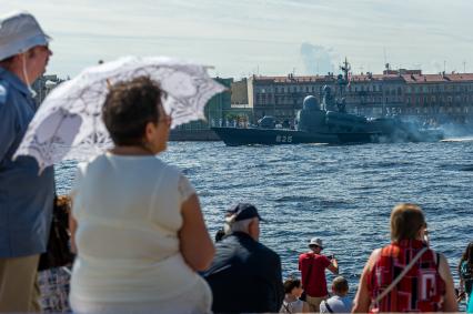 Санкт-Петербург. Большой ракетный катер `Димитровград` во время репетиции Главного военно-морского парада в акватории Невы.