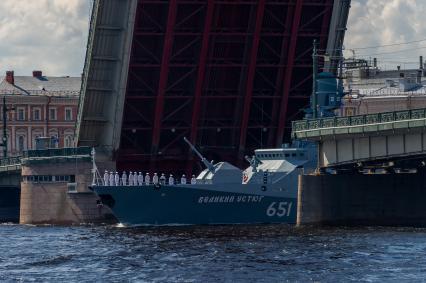 Санкт-Петербург.  Малый ракетный корабль `Великий Устюг` во время репетиции Главного военно-морского парада в акватории Невы.