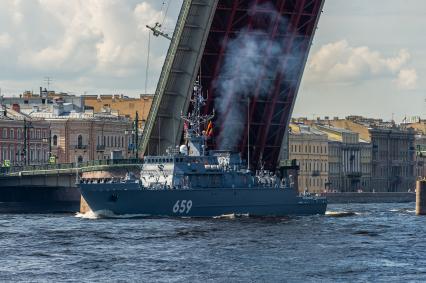 Санкт-Петербург.  Корабль противоминной обороны `Владимир Емельянов`  во время репетиции Главного военно-морского парада в акватории Невы.