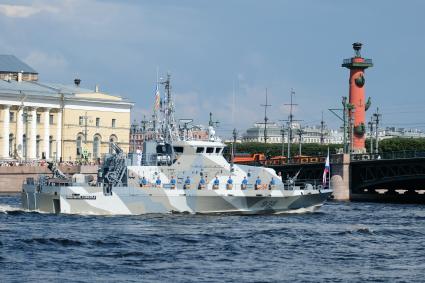 Санкт-Петербург. Противодиверсионный катер Юнармеец Заполярья во время репетиции Главного военно-морского парада в акватории Невы.