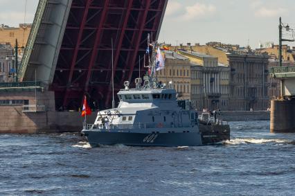 Санкт-Петербург. Противодиверсионный катер `Юнармеец Дагестана` во время репетиции Главного военно-морского парада в акватории Невы.