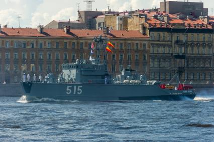 Санкт-Петербург. Базовый тральщик `Павел Хенов` во время репетиции Главного военно-морского парада в акватории Невы.