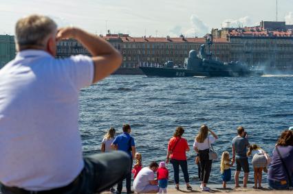 Санкт-Петербург. Большой ракетный катер `Димитровград` во время репетиции Главного военно-морского парада в акватории Невы.