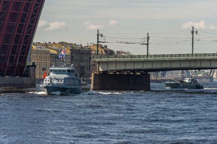 Санкт-Петербург. Противодиверсионный катер `Юнармеец Дагестана` (слева) во время репетиции Главного военно-морского парада в акватории Невы.