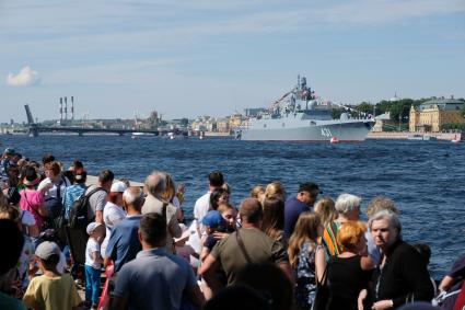 Санкт-Петербург.  Фрегат `Адмирал Касатонов` во время репетиции Главного военно-морского парада в акватории Невы.