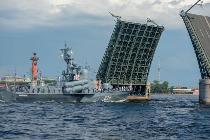 Санкт-Петербург. Большой ракетный катер `Димитровград` во время репетиции Главного военно-морского парада в акватории Невы.