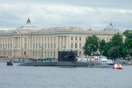 Санкт-Петербург. Подводная лодка ВМФ России во время репетиции Главного военно-морского парада в акватории Невы.