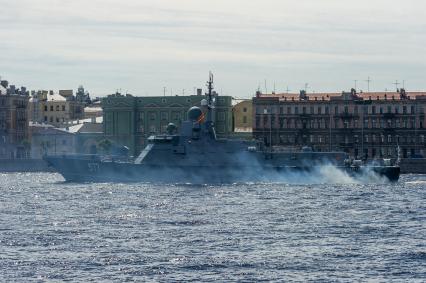 Санкт-Петербург. Малый ракетный корабль `Советск` во время репетиции Главного военно-морского парада в акватории Невы.