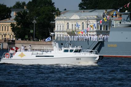 Санкт-Петербург.  Во время репетиции Главного военно-морского парада в акватории Невы.