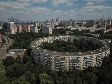 Москва. Круглый дом #13 на Нежинской улице в районе Очаково-Матвеевское.