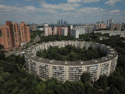 Москва. Круглый дом #13 на Нежинской улице в районе Очаково-Матвеевское.