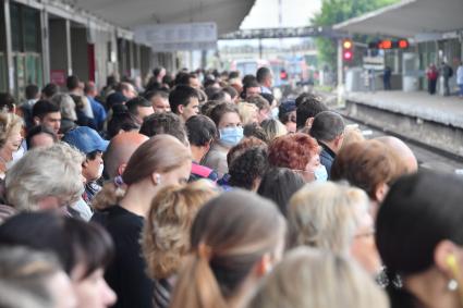 Москва.  Пассажиры в ожидании поезда на платформе станции метро `Выхино`.