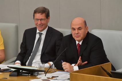 Москва. Первый вице-спикер Госдумы РФ Александр Жуков и премьер-министр РФ Михаил Мишустин (справа) на пленарном заседании Государственной думы РФ.
