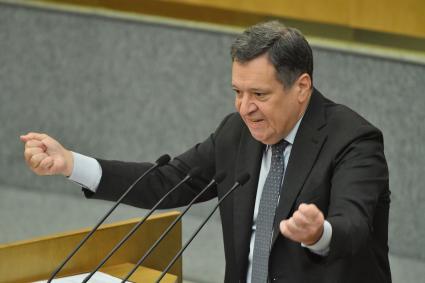 Москва. Председатель комитета Госдумы РФ по бюджету и налогам Андрей Макаров выступает на пленарном заседании Государственной думы РФ.