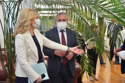 Москва. Вице-премьер РФ Татьяна Голикова и руководитель фракции партии `Единая Россия` в Госдуме РФ Сергей Неверов перед пленарным заседанием Государственной думы РФ.