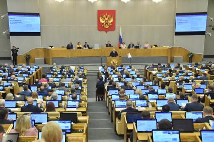 Москва.   Премьер-министр РФ Михаил Мишустин (в центре) на пленарном заседании Государственной думы РФ.