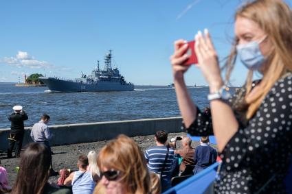 Санкт-Петербург. Большой десантный корабль `Королев` во время Главного военно-морского парада в честь Дня Военно-морского флота России.