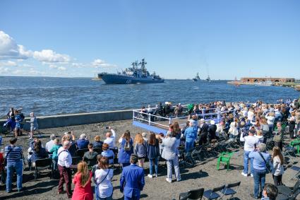 Санкт-Петербург.  Большой противолодочный корабль `Вице-адмирал Кулаков` во время Главного военно-морского парада в честь Дня Военно-морского флота России.