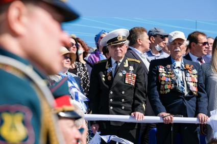 Санкт-Петербург. Зрители во время Главного военно-морского парада в честь Дня Военно-Морского Флота России.