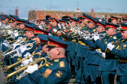 Санкт-Петербург.  Военный оркестр во время Главного военно-морского парада в честь Дня Военно-Морского Флота России.