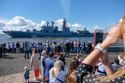 Санкт-Петербург.  Большой противолодочный корабль `Вице-адмирал Кулаков` во время Главного военно-морского парада в честь Дня Военно-морского флота России.