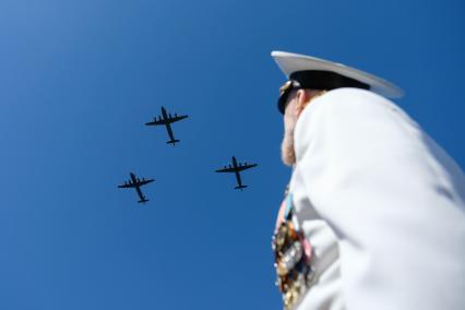 Санкт-Петербург. Самолеты Ил-38 во время Главного военно-морского парада в честь Дня Военно-морского флота России.