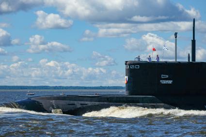 Санкт-Петербург. Дизель-электрическая подводная лодка `Петропавловск-Камчатский`  во время Главного военно-морского парада в честь Дня Военно-морского флота России.