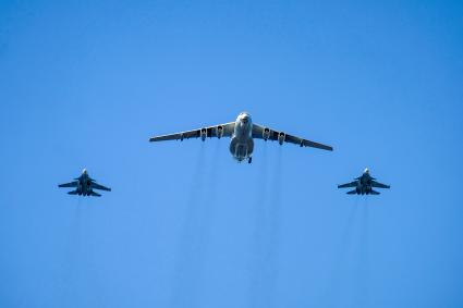 Санкт-Петербург. Самолет-топливозаправщик Ил-78 и многоцелевые истребители Су-30 СМ во время Главного военно-морского парада в честь Дня Военно-морского флота России.