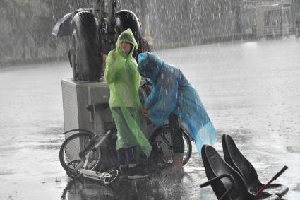 Москва. Девушки под дождем.