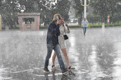 Москва. Молодые люди под дождем.