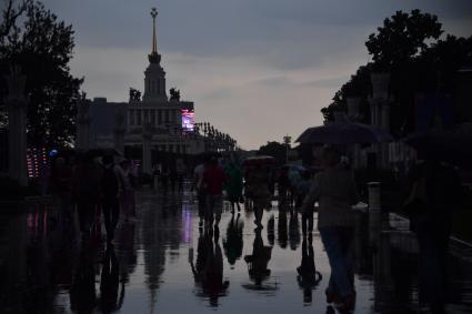 Москва.   Люди под дождем.