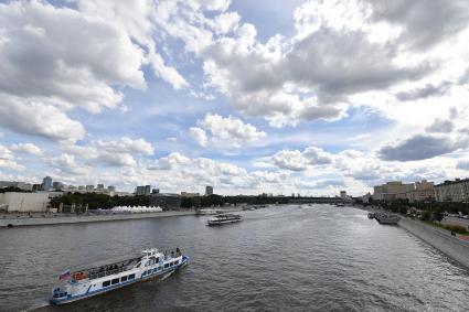 Москва. Прогулочные теплоходы на Москве-реке.