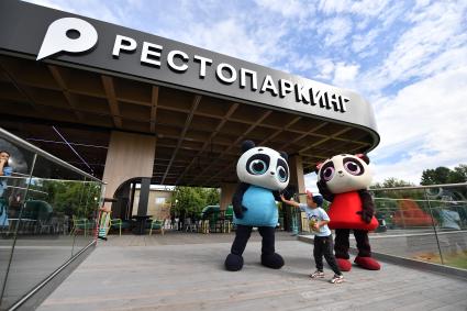 Москва. Ростовые куклы около ресторанного комплекса `Рестопаркинг` в Парке Горького.